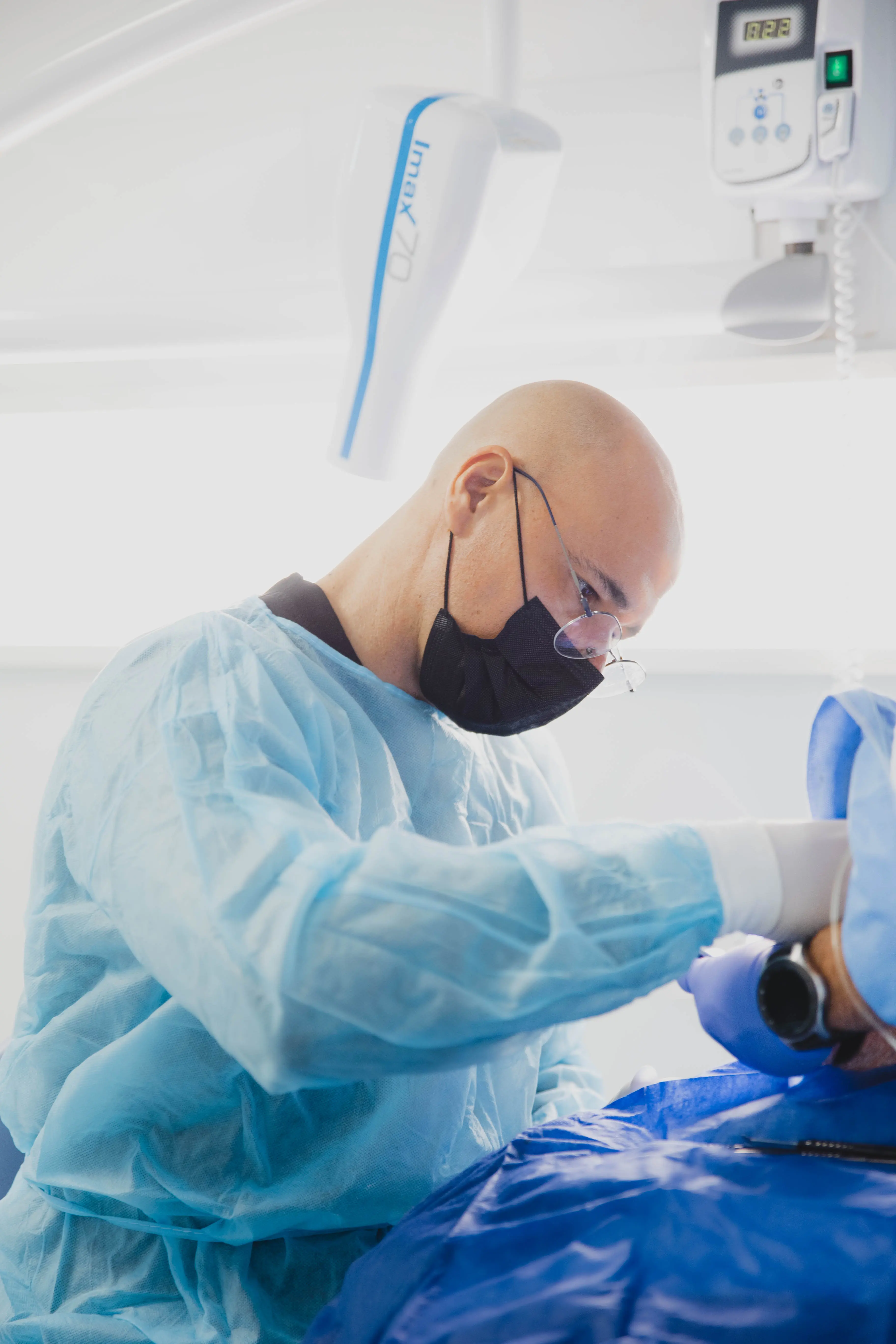 Dr. Andrés Alayón trabajando en una cirugía odontológica digital